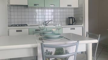 Frigorifero, microonde, piano cottura, macchina per tè/caffè