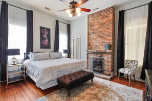 4 bedrooms, desk, iron/ironing board, WiFi