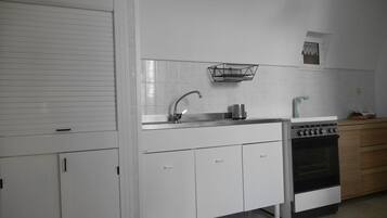 Fridge, oven, stovetop, coffee/tea maker