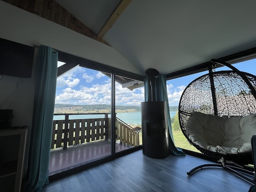 Charming cottage on the shores of Lake Saint Point