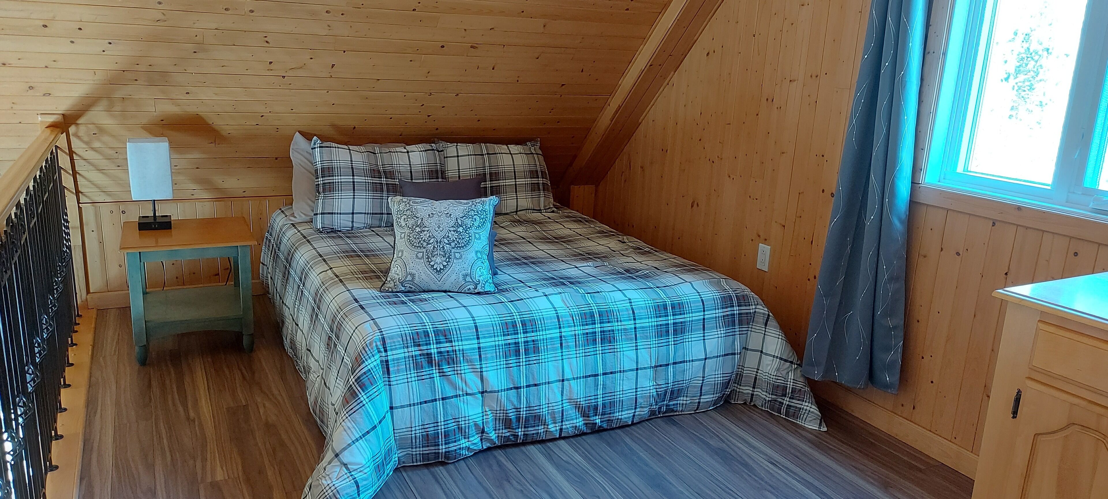 Chalet avec spa à l'année, vin, foyer,  situé à 2 minutes de la zec!