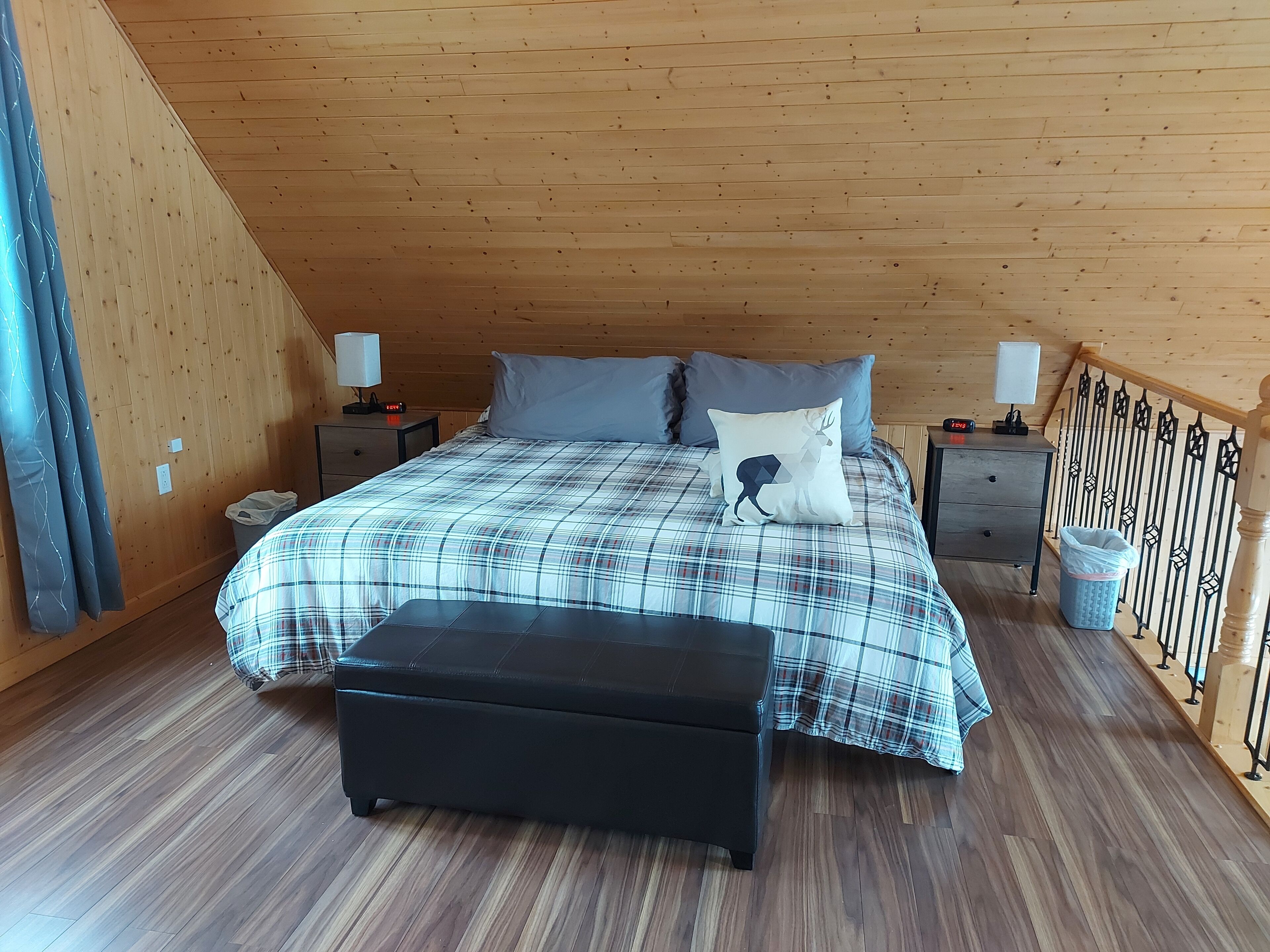 Chalet avec spa à l'année, vin, foyer,  situé à 2 minutes de la zec!