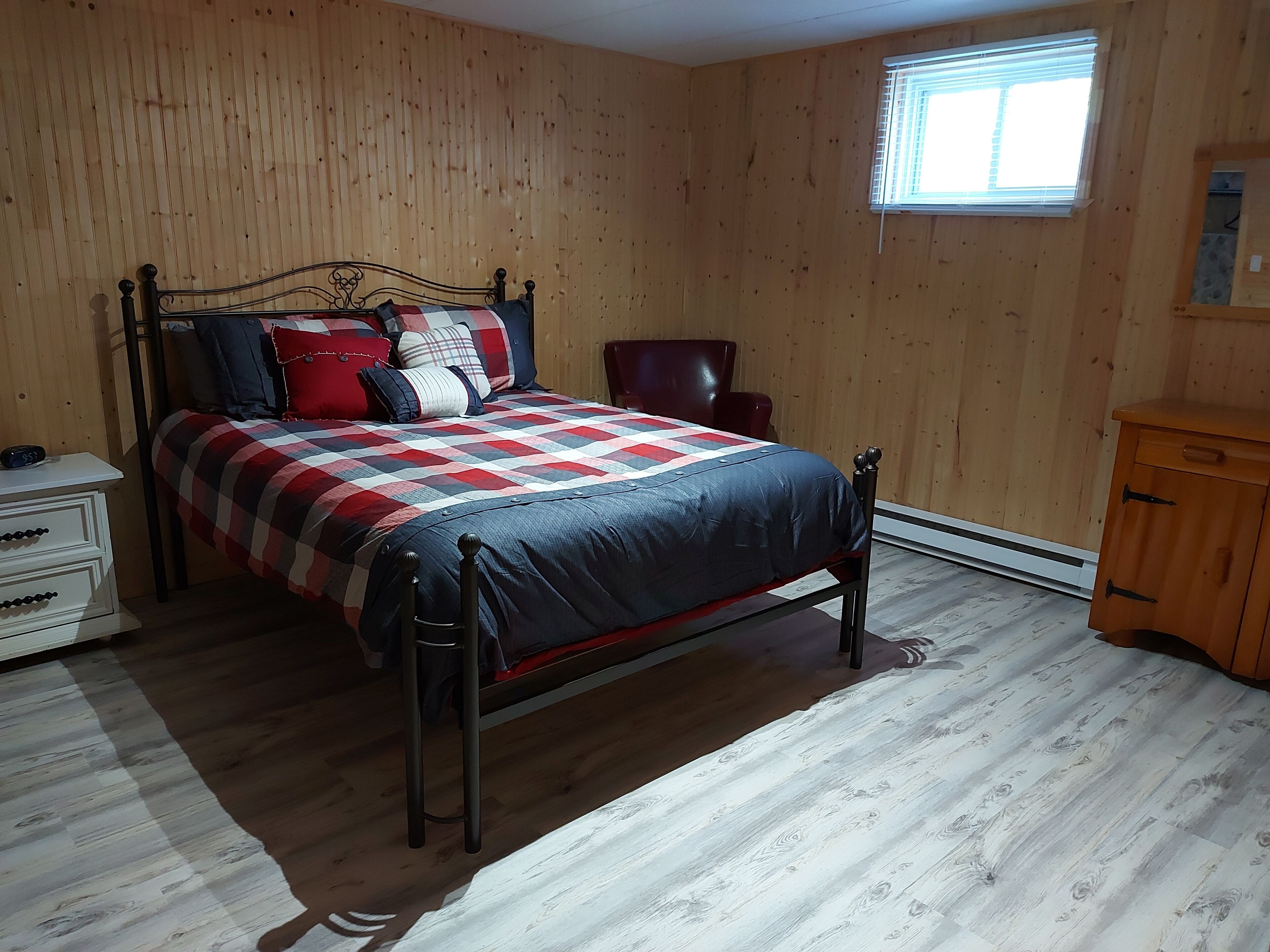 Chalet avec spa à l'année, vin, foyer,  situé à 2 minutes de la zec!