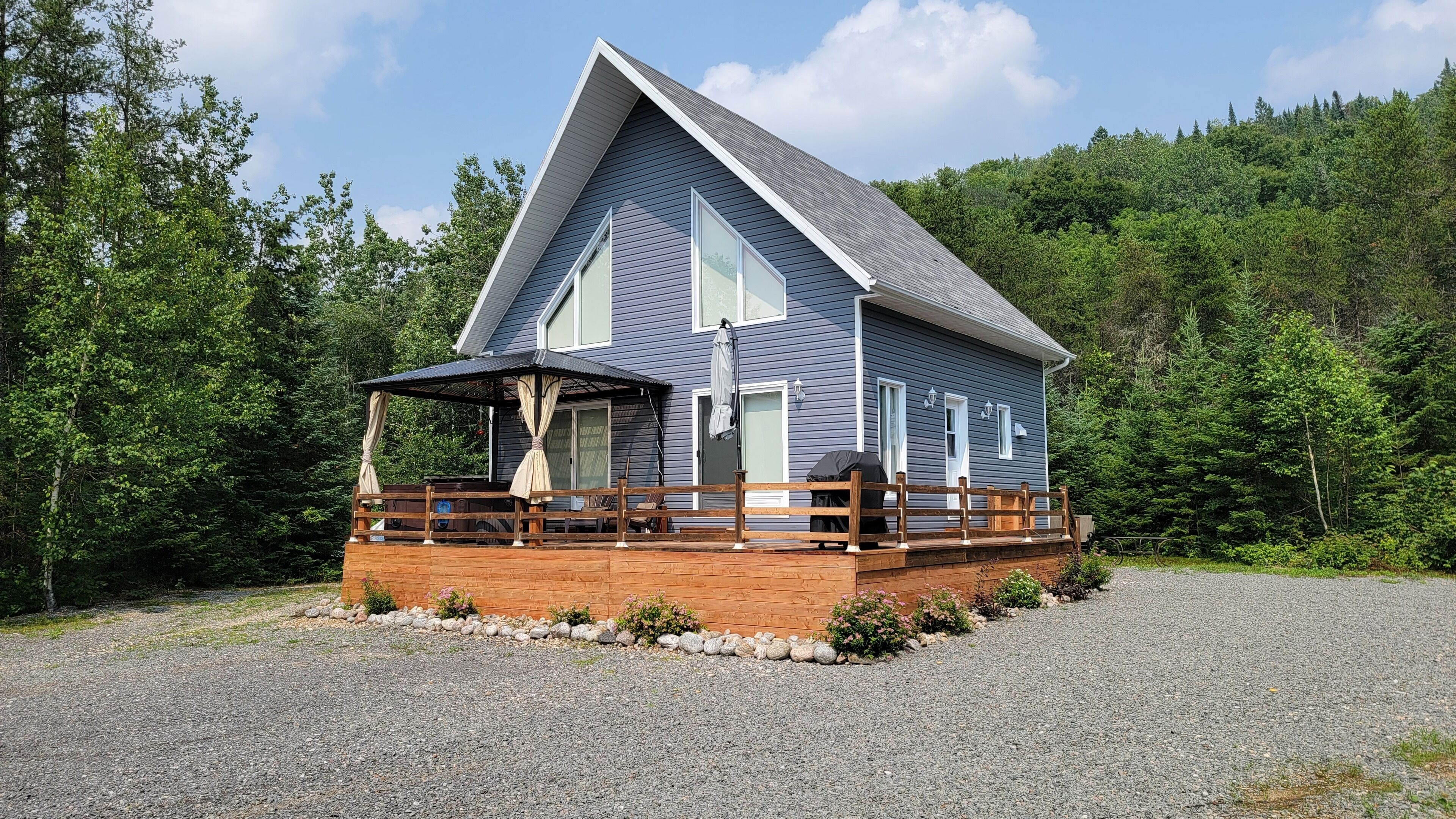 Chalet avec spa à l'année, vin, foyer,  situé à 2 minutes de la zec!