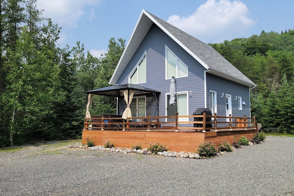 Chalet avec spa à l'année, vin, foyer, situé à 2 minutes de la zec!