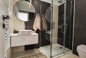Shower, hair dryer, towels, soap - Stylish Designer Villa with Pool & Guest Apartment Near the Sea (Nedescina)