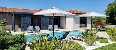 Una piscina al aire libre