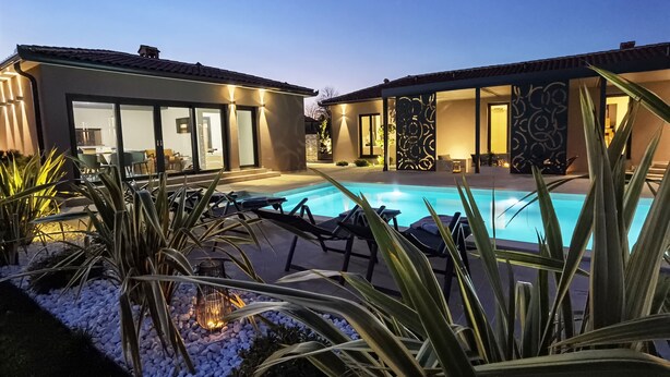 A modern house with a swimming pool, outdoor seating, and a well-lit patio area. - Stylish Designer Villa with Pool & Guest Apartment Near the Sea (Nedescina)