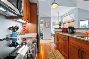 Een koelkast, een microgolfoven, een kookplaat, een vaatwasser