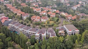 A residential area with multiple houses, some with red roofs, surrounded by greenery. - Atsuka Hill View 8BR Vila with Private Heated Pool (Cimenyan)