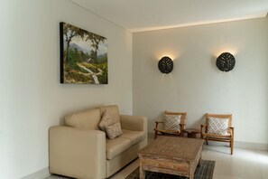 A living room with a sofa, two armchairs, a coffee table, and a painting on the wall. - Atsuka Hill View 8BR Vila with Private Heated Pool (Cimenyan)