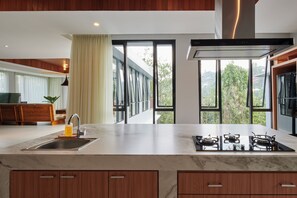 Villa familiar | Cocina privada | Frigorífico, microondas, placa de cocina y tostadora