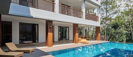 Una piscina al aire libre