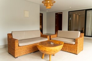 Uma sala de estar moderna com um conjunto de sofá e uma mesa de centro.
