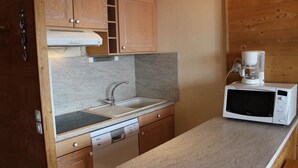 A compact kitchen with a built-in dishwasher, a sink, and a microwave. - 200m from ski slopes, 4th floor, tv, 31m², Val Thorens (Val Thorens)