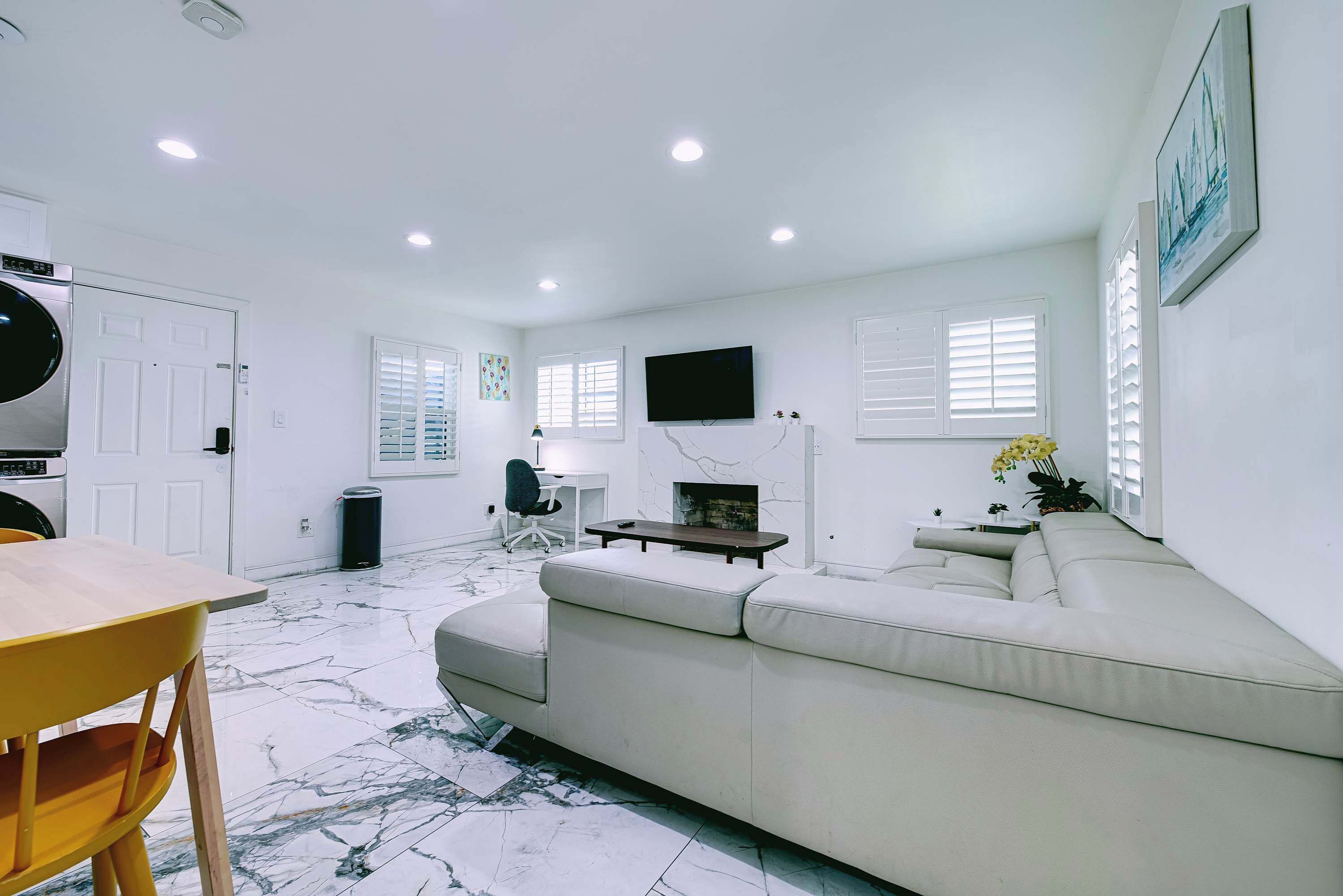 Televisión, chimenea y oficina 