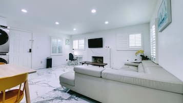 Fernseher, Kamin, Arbeitsbereiche