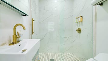 Dusche, Haartrockner, Handtücher