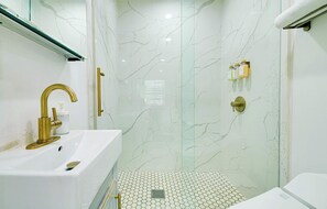 Shower, hair dryer, towels - 116A - Hidden Gem - Timeless Comfort (Santa Ana)