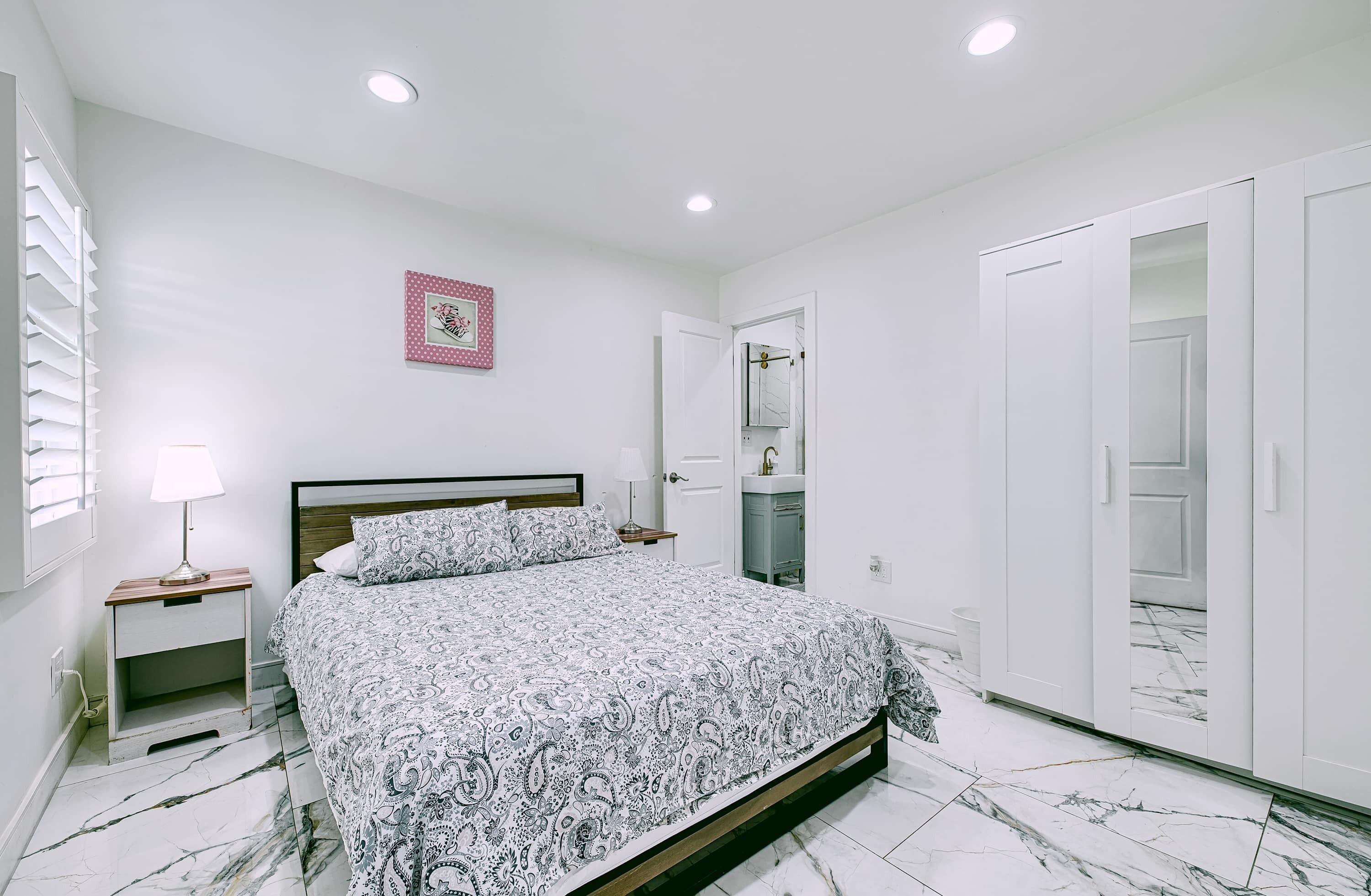 1 habitación, tabla de planchar con plancha, cuna de viaje y wifi 