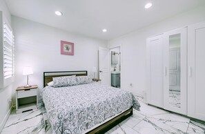 1 bedroom, iron/ironing board, travel cot, WiFi - 116A - Hidden Gem - Timeless Comfort (Santa Ana)