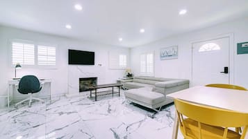 Televisión, chimenea y oficina