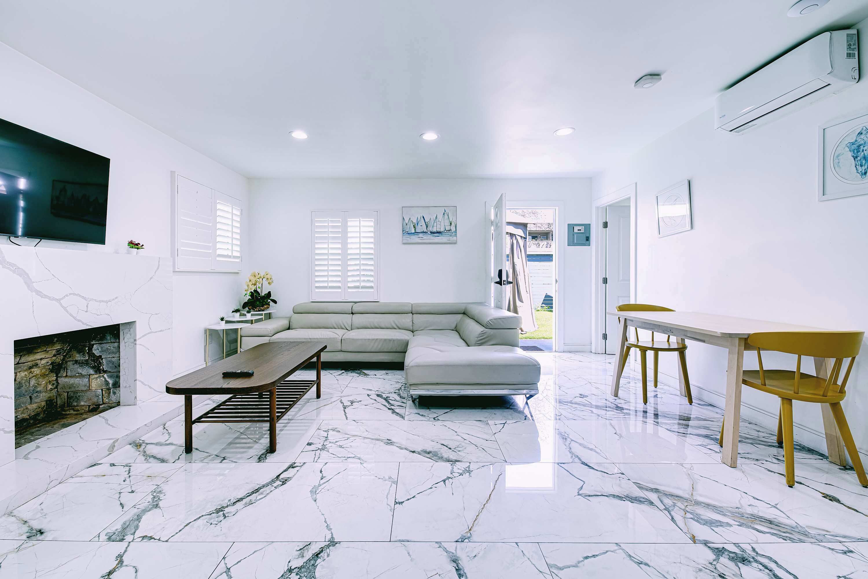 Fernseher, Kamin, Arbeitsbereiche