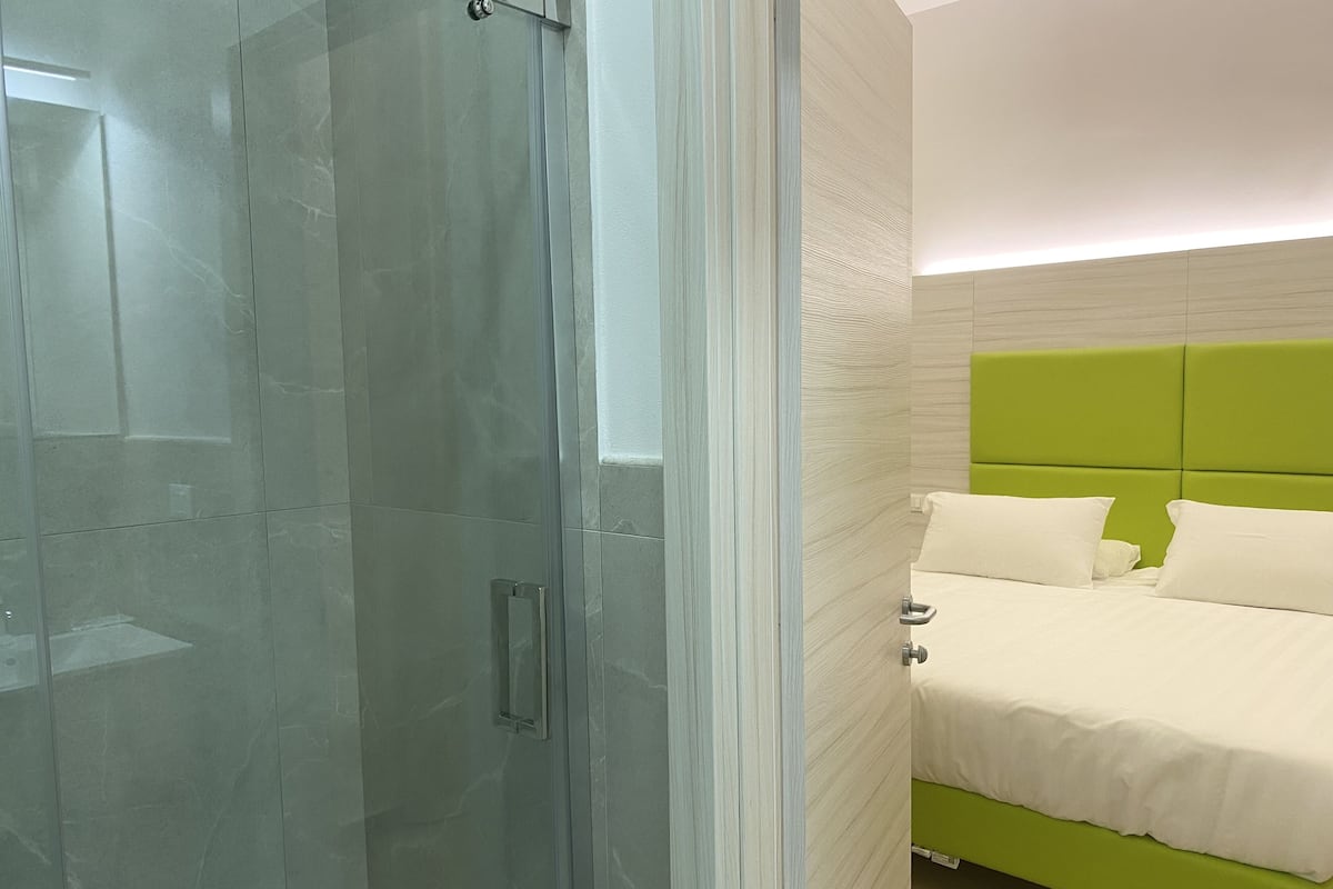 Hypo-allergenic bedding, minibar, in-room safe, desk