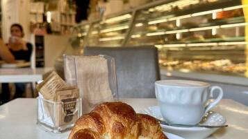 Petit déjeuner à emporter servi tous les jours en supplément