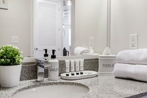 Combinazione doccia/vasca, asciugacapelli, asciugamani, sapone