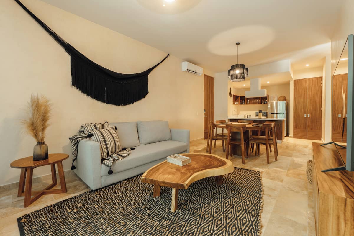 Appartement Deluxe, 3 chambres, terrasse | Salle de séjour | Téléviseur connecté de 50 po avec télévision numérique, téléviseur