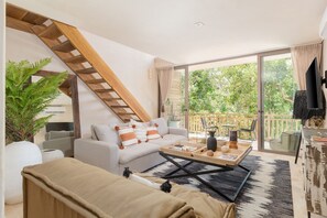 尊荣公寓 | 起居区 | 40-英寸智能电视(配备卫星频道)、电视、Netflix