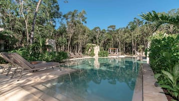 Alberca al aire libre y camas balinesas gratuitas