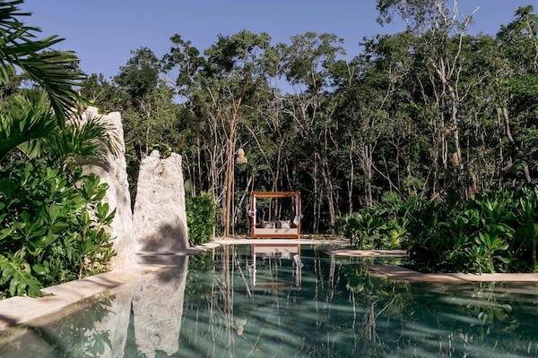 Una piscina al aire libre, camas de piscina gratis