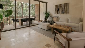 Departamento Deluxe | Área de sala de estar | Smart TV de 50 pulgadas con canales digitales, televisión y libros