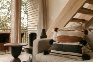 尊荣公寓 | 起居区 | 40-英寸智能电视(配备卫星频道)、电视、Netflix