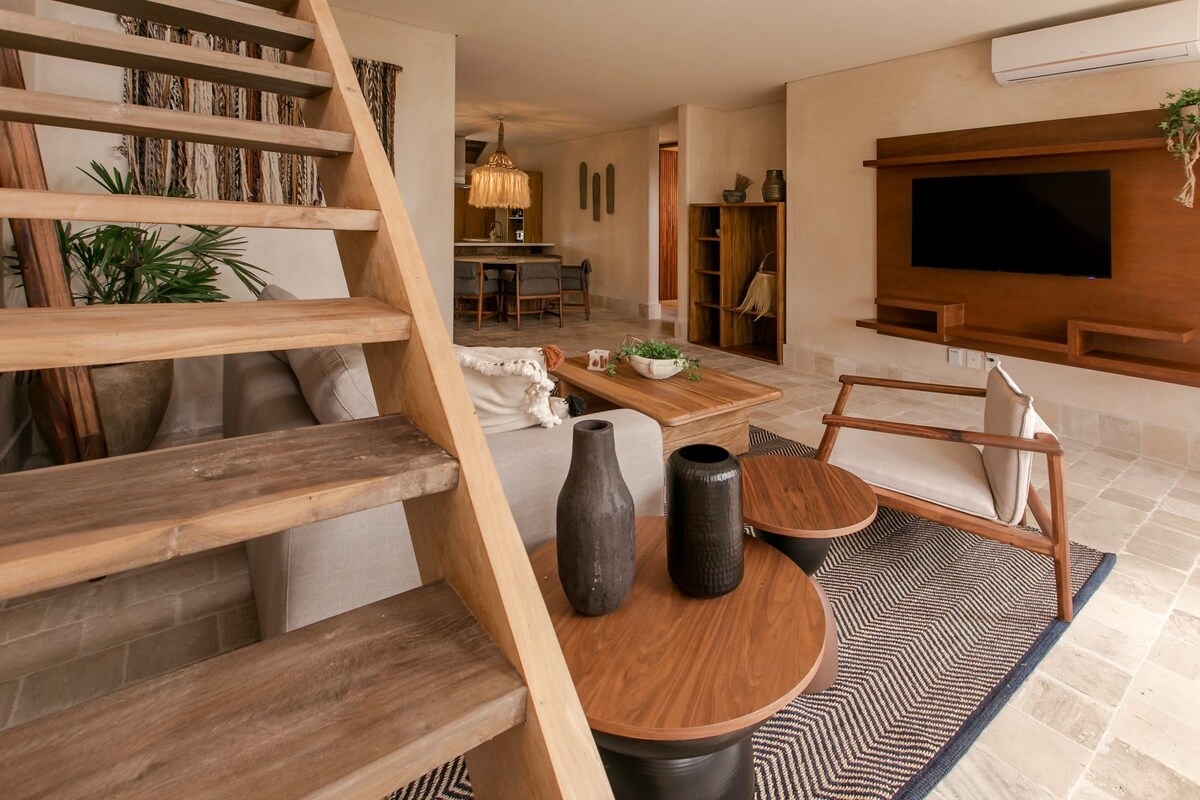 Deluxe Penthouse, 3 Bedrooms, Private Pool | Living room | 50-inch Smart TV with digital channels, TV, books