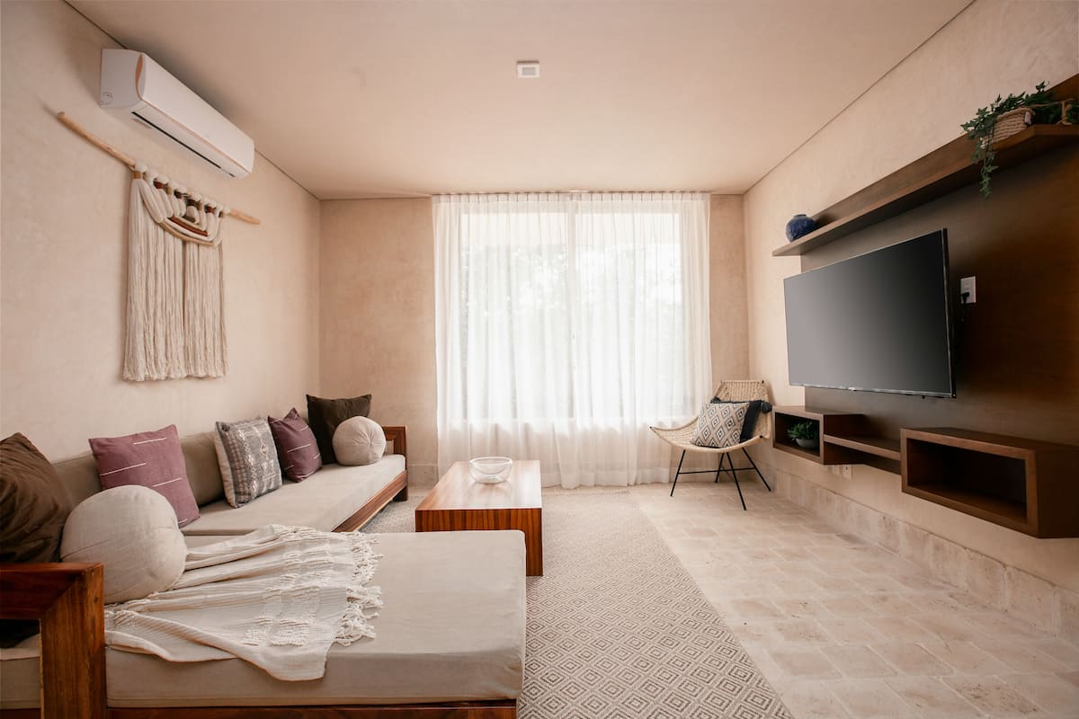 Exclusive Apartment | Living area | 40-inch Smart TV with satellite channels, TV, Netflix