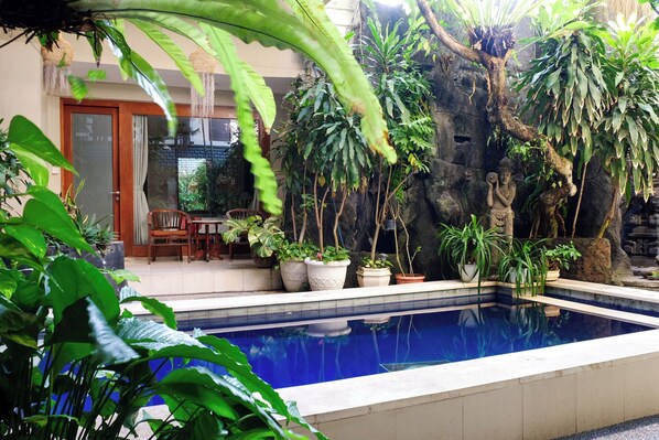 Outdoor pool - Su's Cottages (Legian)