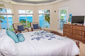 4 bedrooms, desk, iron/ironing board, free WiFi - Serenity House, secret paradise facing the sea. (Roatán)