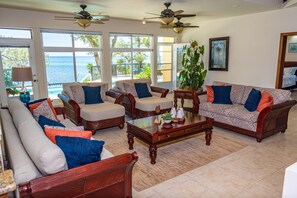 Smart TV - Serenity House, secret paradise facing the sea. (Roatán)