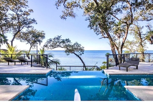 Serenity House, secret paradise facing the sea. 