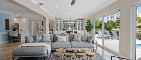 Télévision, livres, chaîne hi-fi