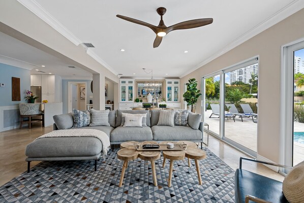 TV, books, stereo - Heated Pool Waterfront Retreat – A Fun, Sun-Soaked Florida Getaway on the Waterway Escape Now! (Fort Lauderdale)