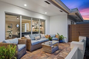 Terrace/patio - Heated Pool Waterfront Retreat – A Fun, Sun-Soaked Florida Getaway on the Waterway Escape Now! (Fort Lauderdale)