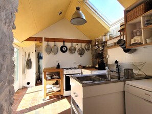 Fridge, microwave, oven, stovetop - Charming family home (listed ⭐️⭐️) in a listed natural site. (WIFI) (Crozon)