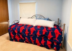 Un dormitorio con cama, ventana y puerta.