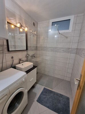 Douche, sèche-cheveux, serviettes fournies