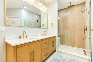 Towels, soap, shampoo, toilet paper