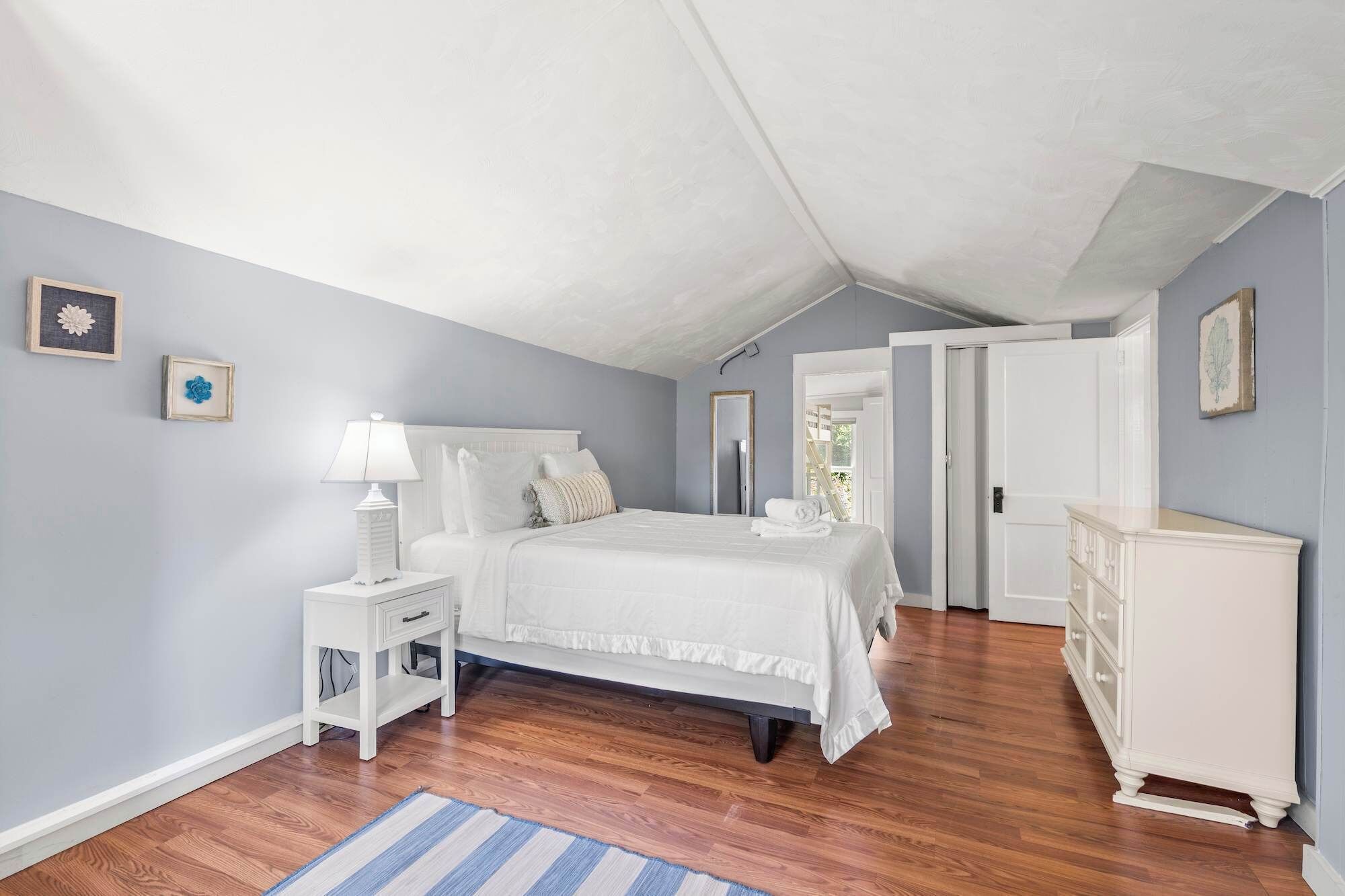 7 عدّة غرف نوم ومكواة/لوح كي وواي فاي وملاءات أسرّة